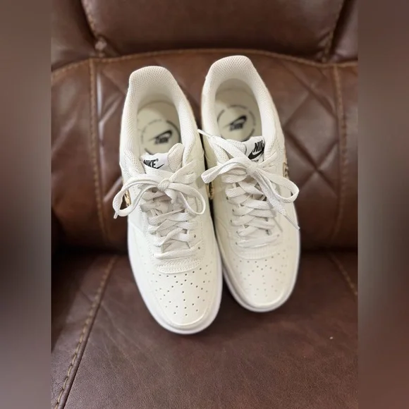 Nike Cream Sneakers with Leopard Detail - Picture 3 of 8